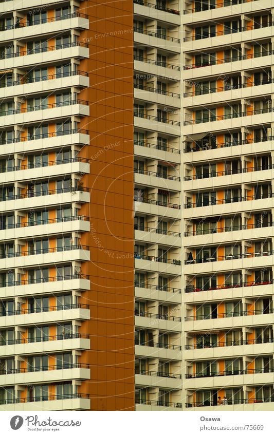 Schöner Wohnen 05 Haus Gebäude Fassade Fenster Balkon Raster gerade Plattenbau Beton Neubau trist Nachbar eng Einblick Berlin Strukturen & Formen