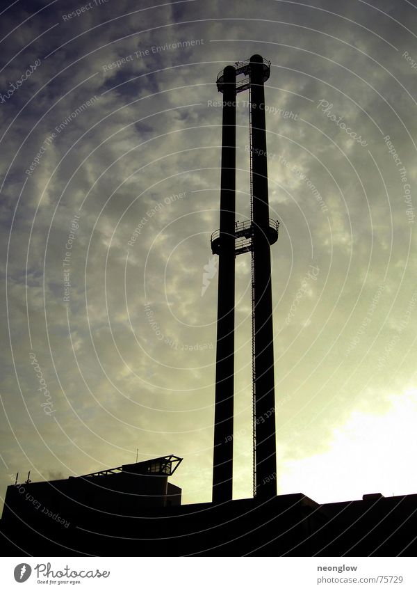 industrieller Scherenschnitt Wolken dunkel Industriefotografie Himmel Schornstein dreckig Produktion Sonne