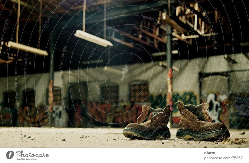 nach der Arbeit sollst du ruh'n Schuhe Fabrikhalle Einsamkeit leer Verfall Wand Staub Arbeitslosigkeit Finanzkrise Entwicklung Armut Lederschuhe Schuhbänder