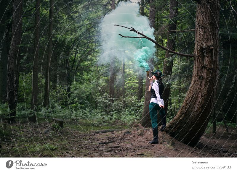 Rauchzeichen Ausflug Abenteuer Mensch feminin Frau Erwachsene 1 Umwelt Natur Landschaft Wald Kommunizieren Förster Farbfoto Außenaufnahme Tag