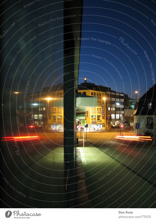 Später Blick nach Doppelkorn... Spiegelbild 2 Quelle Bürgersteig Vordach glänzend vertikal Rücklicht Alkoholisiert Nacht Langzeitbelichtung Laterne Dämmerung