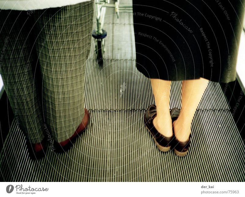 Approximate Herrenschuhe Damenschuhe Hose Ehepaar Lomografie Beine Fuß Rollator Rolltreppe Rückansicht Anschnitt Bildausschnitt Weiblicher Senior