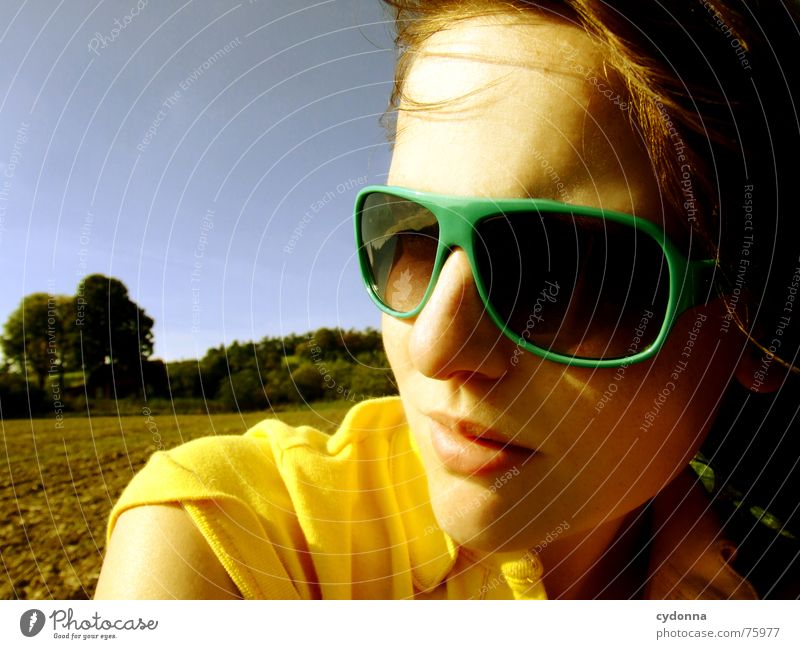 Blick zur Sonne II Sonnenbrille Sommer Sonnenstrahlen Licht angenehm Porträt Frau erleuchten Wärme Wind Haare & Frisuren wehen Landschaft Gesicht face Mensch