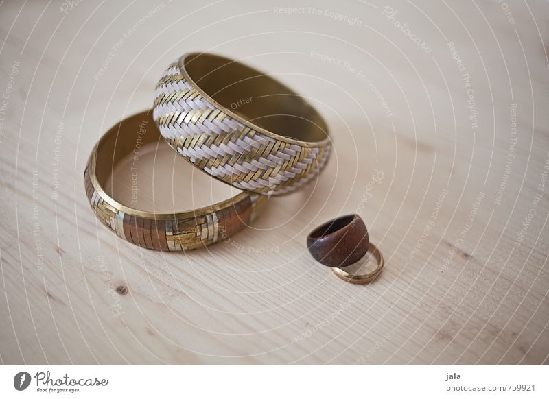 schmück dich! Accessoire Schmuck Ring Armreif ästhetisch elegant trendy schön Farbfoto Innenaufnahme Menschenleer Hintergrund neutral Tag