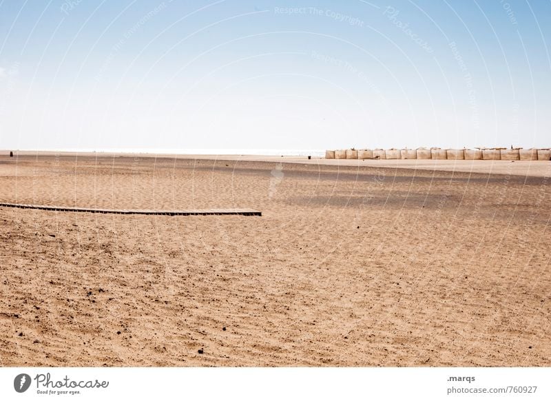 Öffentlicher Strand Einsamkeit Stimmung Erholung Sand Strandkorb Schönes Wetter Wolkenloser Himmel Horizont Landschaft Natur Sommerurlaub Ferne Tourismus