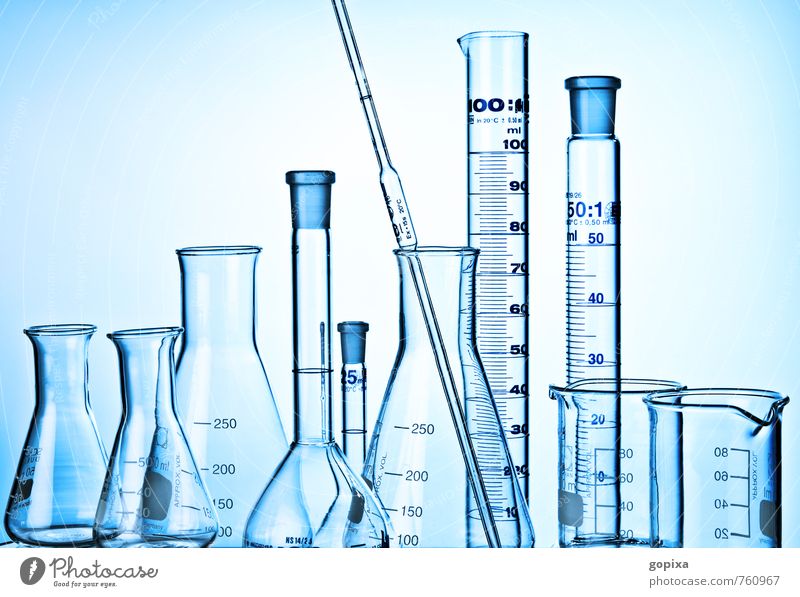 Pipette, Glaskolben und Mensuren vor blauem Hintergrund Wissenschaften Labor forschen untersuchen Untersuchung Transparente messen Industriefotografie Chemie