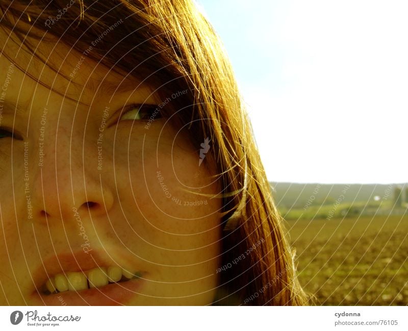 Wind-Kind III Sommer Sonnenstrahlen Licht angenehm Porträt Frau erleuchten Zahnlücke Wärme Haare & Frisuren wehen Landschaft Gesicht face Mensch Blick Schatten