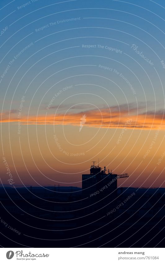 In den Himmel bauen Telekommunikation Wolken Horizont Sonnenaufgang Sonnenuntergang Stadt Hochhaus Dach Antenne Einsamkeit Ende Endzeitstimmung Kommunizieren
