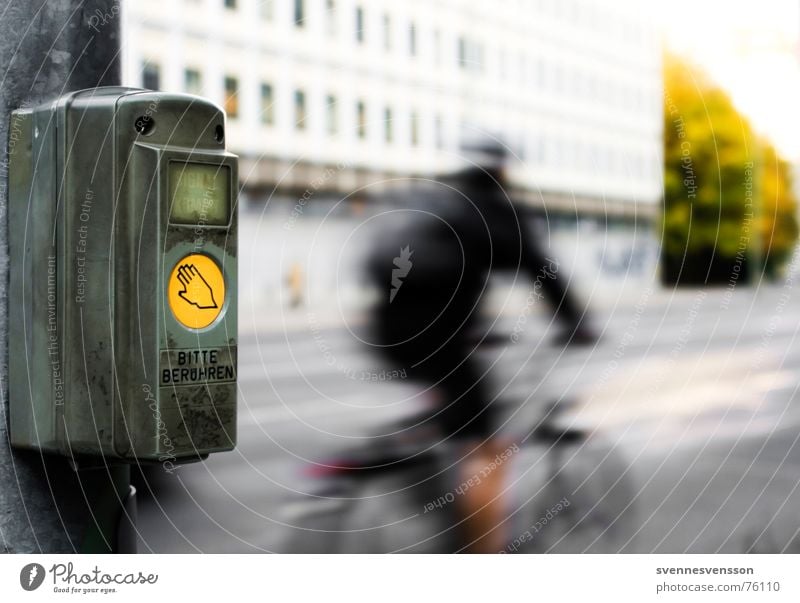 Straßen überquerungs erlaubnis einhol gerät! Fahrrad Technik & Technologie Stadt Verkehr Ampel berühren Bewegung Kontakt Aktion Verkehrstechnik Zugang Zutritt