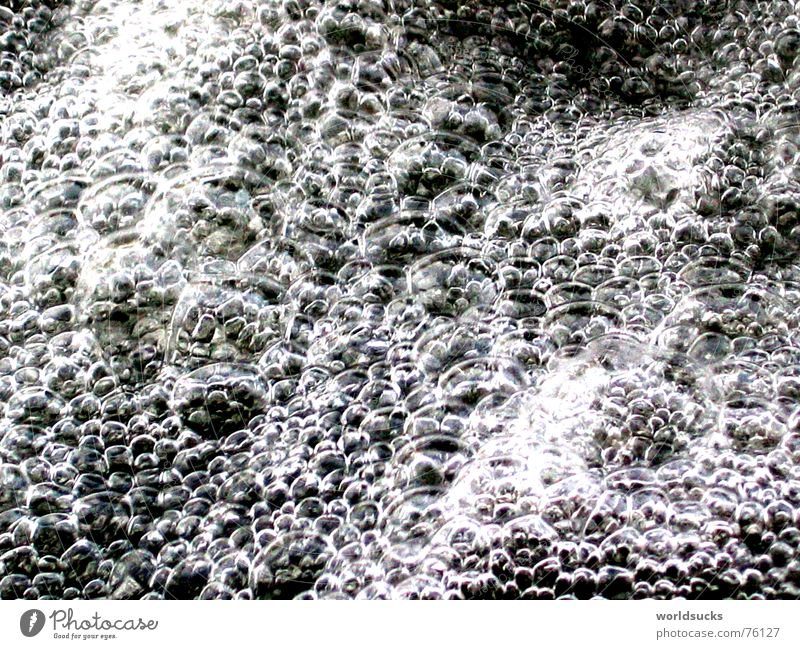 luftblasen Luftblase schwarz weiß fließen Unendlichkeit Ewigkeit Wasser Mineralwasser Fluss Bewegung Leben Energiewirtschaft