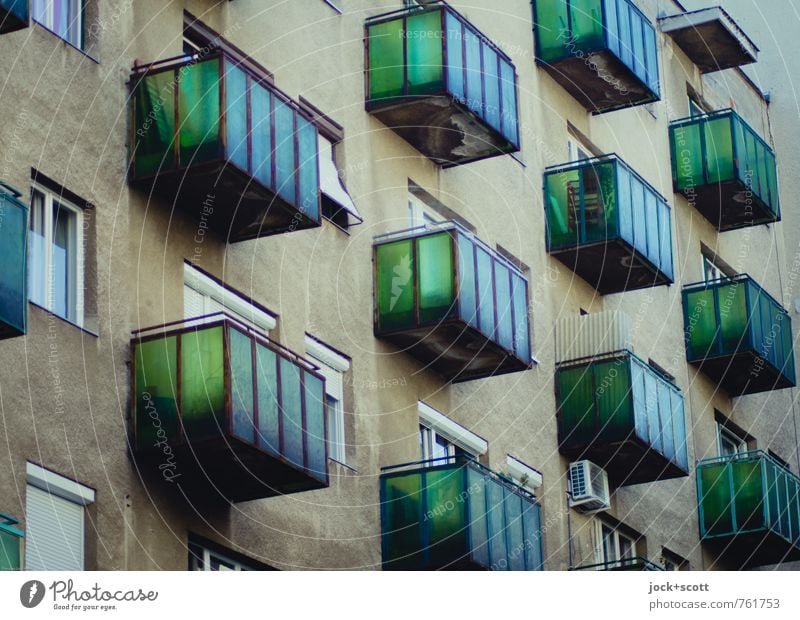Fassadengrün Architektur Stadthaus Gebäude Balkon Klimaanlage eckig Originalität retro viele braun Einigkeit authentisch Stil Vergangenheit durchsichtig