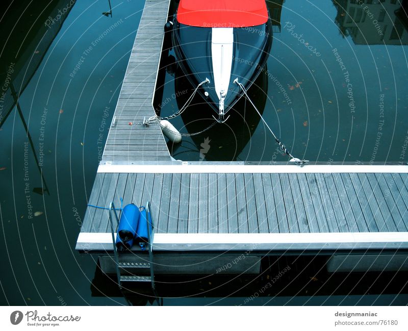Das Boot schwarz weiß grau dunkel Europa Frankfurt am Main Steg Anlegestelle Wasserfahrzeug Schnellboot rot Reflexion & Spiegelung Lampe Laterne Schiffsplanken