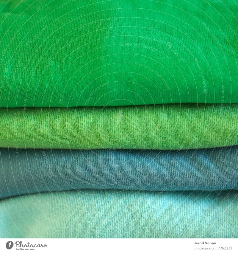 sauber Wäsche Bekleidung Waschen Wäsche waschen grün blau Textilien Stoff Fuge Stapel hell positiv Duft Farbe Tag Innenaufnahme Haushalt warten Häusliches Leben