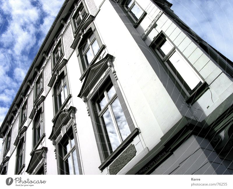 Alles Fassade Farbfoto Außenaufnahme Nahaufnahme Menschenleer Tag Froschperspektive Haus Spiegel Himmel Wolken Düsseldorf Deutschland Europa Hauptstadt Altstadt