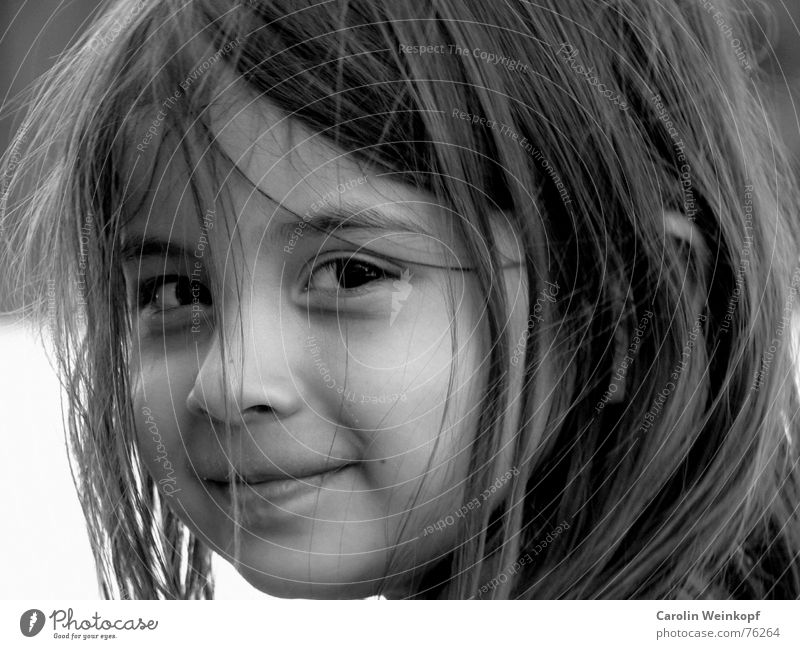 Die Unschuld vom Lande. Sommer klein Mädchen Kind Verschmitzt brünett Silhouette Porträt süß amelie lachen dunkle große augen schmodder um den mund Halbprofil