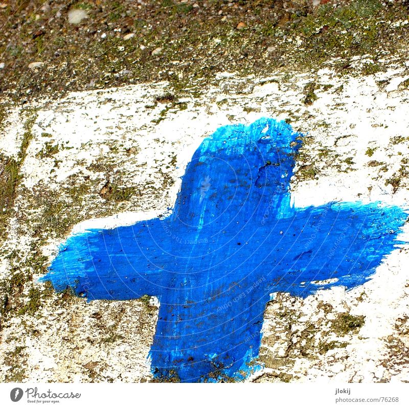 Deutsches Blaues Kreuz Bordsteinkante Weinberg Asphalt weiß Rechteck kalt Plus gezeichnet gemalt Hinweisschild blau Farbe Rücken Straße blue cross wine street