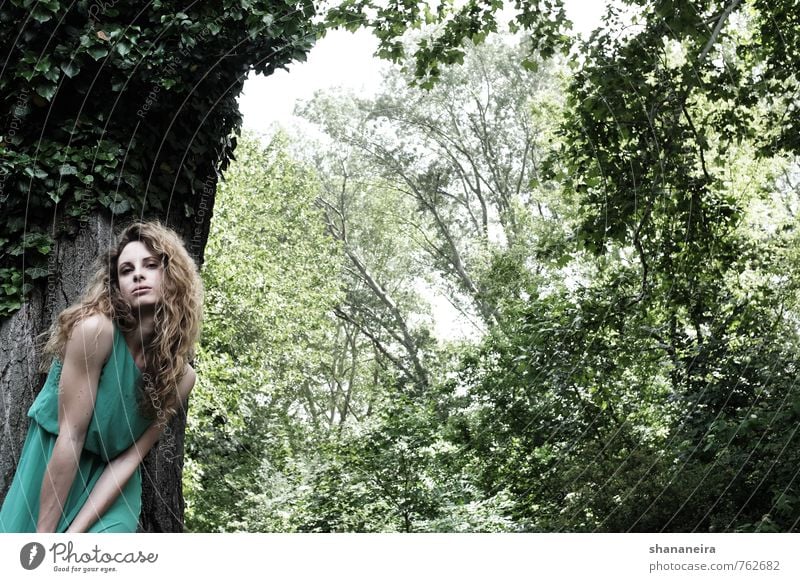 lolita in green feminin Junge Frau Jugendliche Haare & Frisuren 1 Mensch 18-30 Jahre Erwachsene Umwelt Natur Urelemente Frühling Baum Park Wald Kleid blond