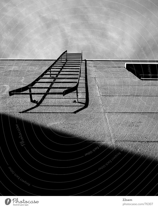 Stairway to heaven II Feuerleiter Haus Wand Fassade Fenster Leitersprosse Geometrie einfach Rollo Himmel stairway stairs Treppe Linie aufwärts Schatten Metall
