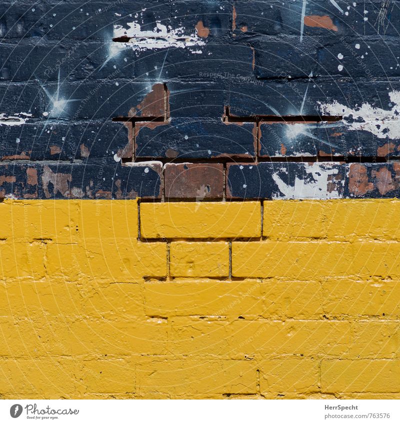 halbhalb London England Bauwerk Mauer Wand alt kaputt Stadt gelb grau Backstein Backsteinwand Renoviert angemalt frisch Farbstoff verfallen Patina Furche