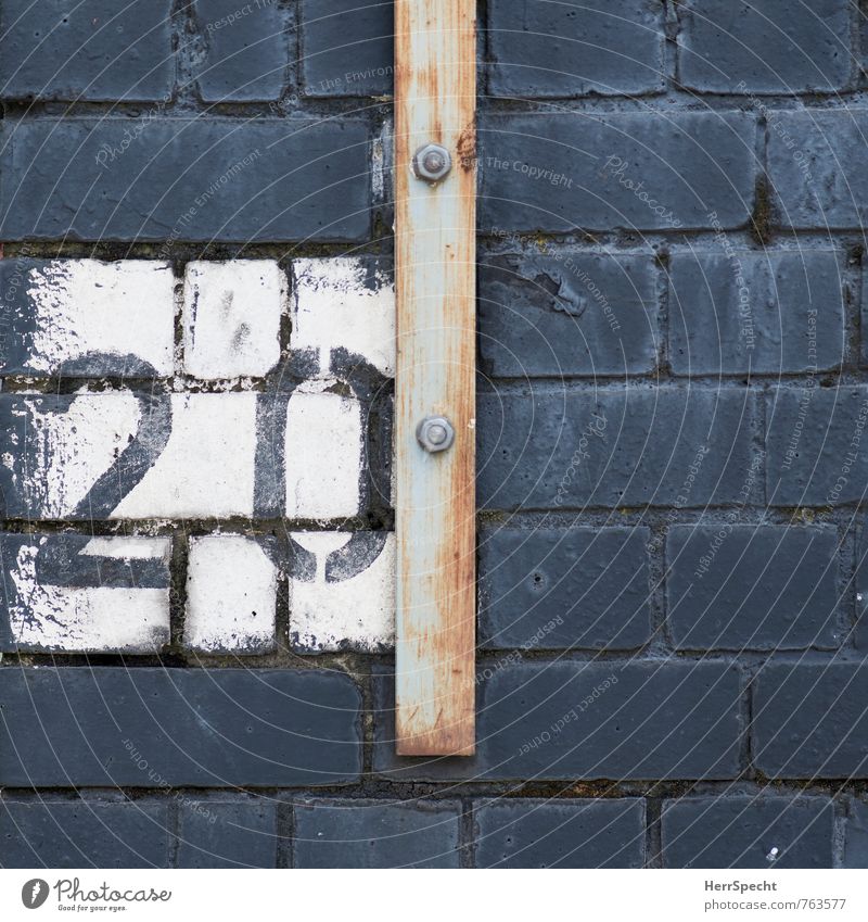20 | London England Ziffern & Zahlen grau weiß Backsteinwand Rost alt Schraube Eisenstangen gemalt Farbfoto Gedeckte Farben Außenaufnahme Nahaufnahme