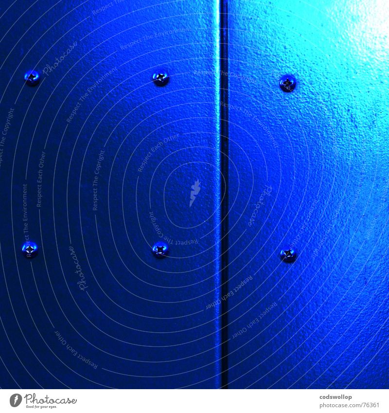 höher schrauben Oberfläche Licht Fahrstuhl obskur Bad blue blau surface screws Schraube light door Tür
