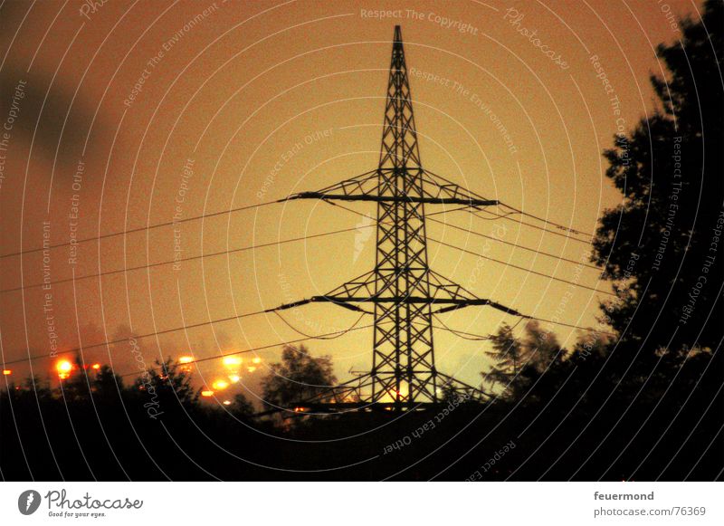 Der Himmel brennt... Elektrizität Licht Nacht Strommast Leitung gelb brennen Langzeitbelichtung Energiewirtschaft Abend Brand