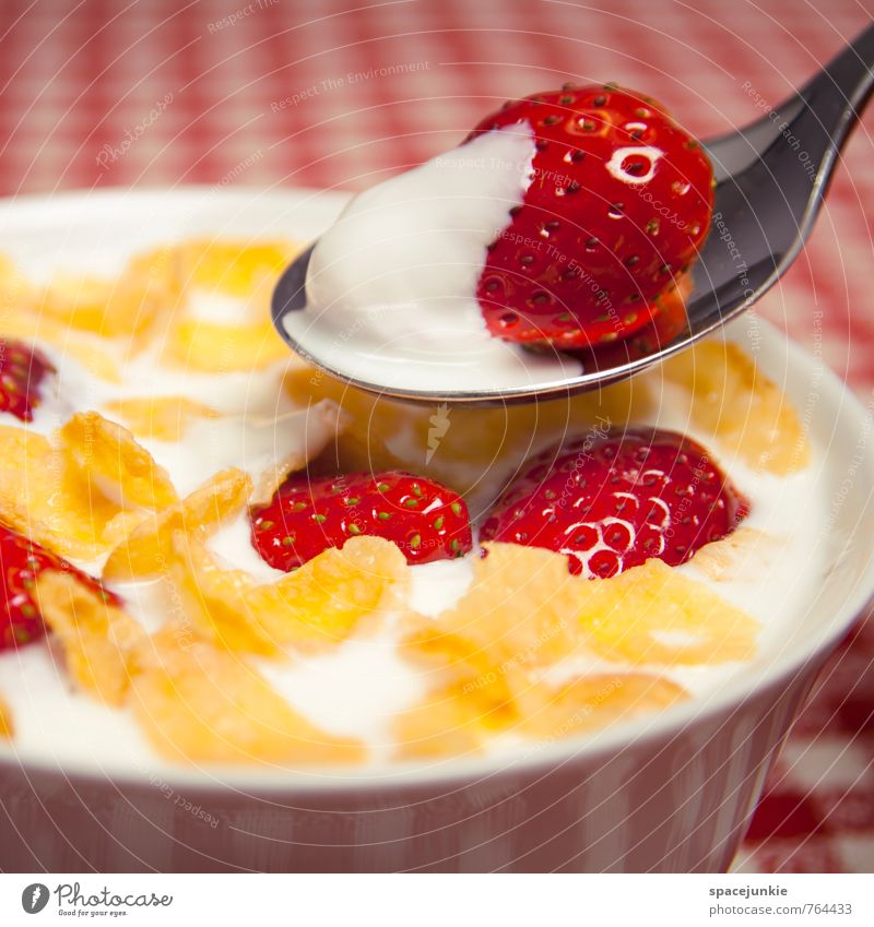 Frühstück Lebensmittel Joghurt Milcherzeugnisse Frucht Diät füttern gelb rot weiß süß-sauer geschmackvoll Gesundheit Ernährung Erdbeeren Cornflakes Tischwäsche