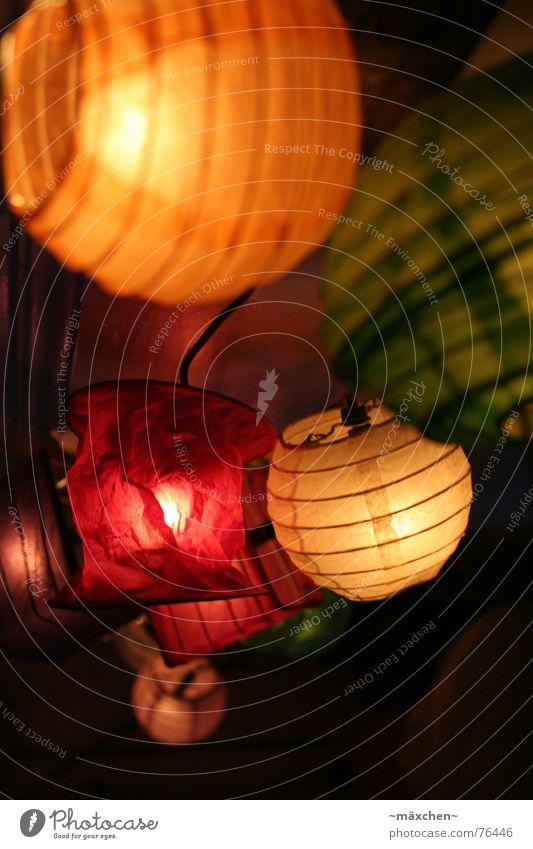 Lampions *1* Dekoration & Verzierung rund mehrfarbig gelb grün orange rot Lichterkette Laterne Beleuchtung gemütlich Farbfoto Nahaufnahme Abend Kunstlicht
