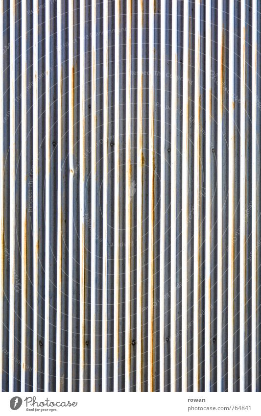 ||||||||| Bauwerk Gebäude Architektur Mauer Wand Fassade weiß Wellblech Wellblechwand Hintergrundbild Hintergrund neutral parallel liniert Linie Rost alt Dach