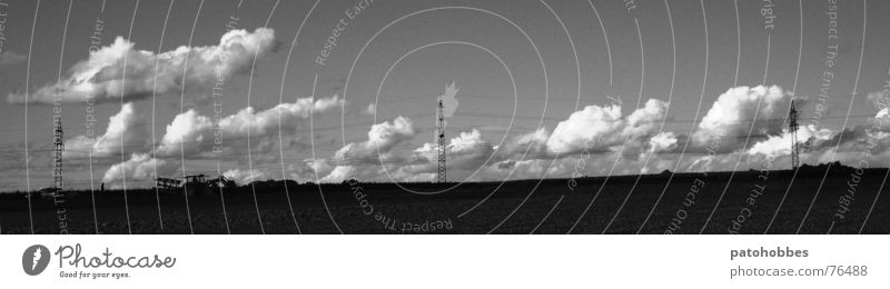 Herbst 06.4 Wolken schlechtes Wetter Traktor Fahrzeug Landwirtschaft Pflug pflügen Arbeit & Erwerbstätigkeit Bauernhof Strommast Hochspannungsleitung Feld