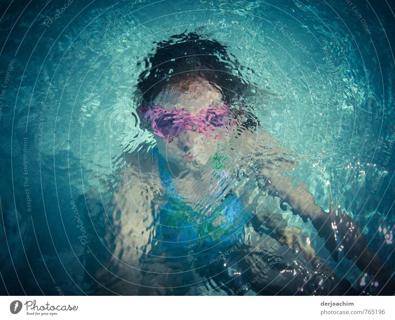 Girl unter Wassermit pinker Taucherbrille und die Sonne scheint. -Tauch Maus - Freude sportlich Leben Ferien & Urlaub & Reisen Wassersport Schwimmen & Baden