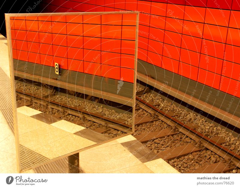 Spieglein Spieglein ... Warnstreifen Frankfurter Allee U-Bahntunnel rot Spiegel Spiegelbild Gleise schwarz Bahnsteig Raum Tunnel u5 Fliesen u. Kacheln Linie