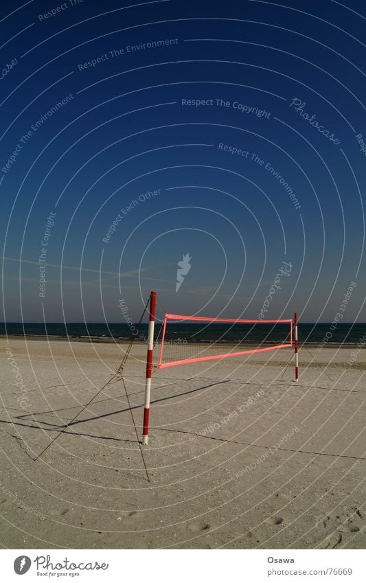 Echo des Sommers 2 Strand Meer Volleyball Volleyballnetz Volleyballfeld rot weiß gestreift himmelblau Sport Sand Wasser Pfosten abspannung Himmel