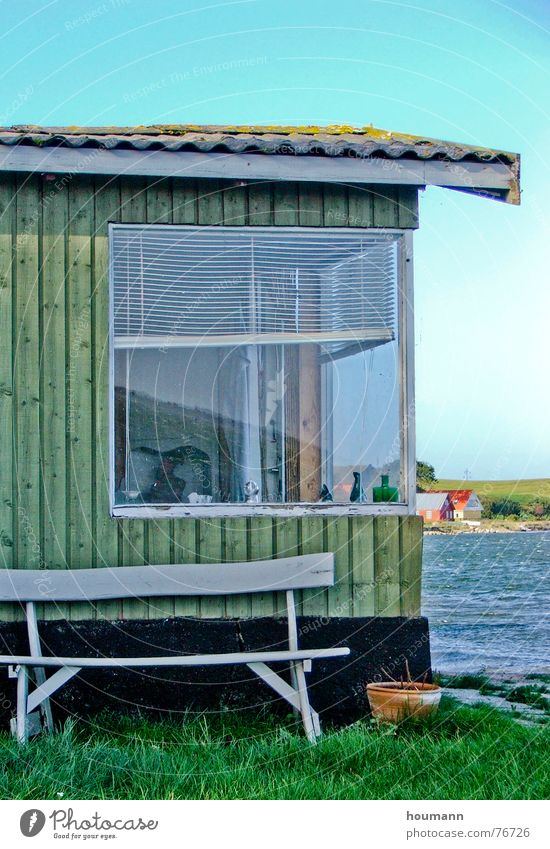 Nahe zum Meer Fjord schwarz Fenster Ferienhaus grün Sommer summer house window wood house hölzernes haus Wind black bench water Bank Wasser blau