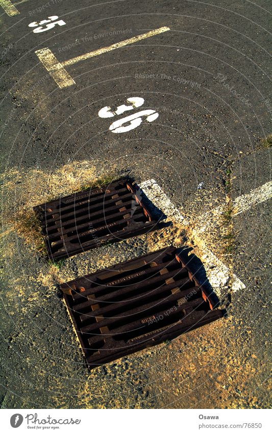 35, 36 Gully Parkplatz Asphalt Straßenbelag Abstellplatz Verkehrswege Ziffern & Zahlen sechunddreißig fünfungddreißig