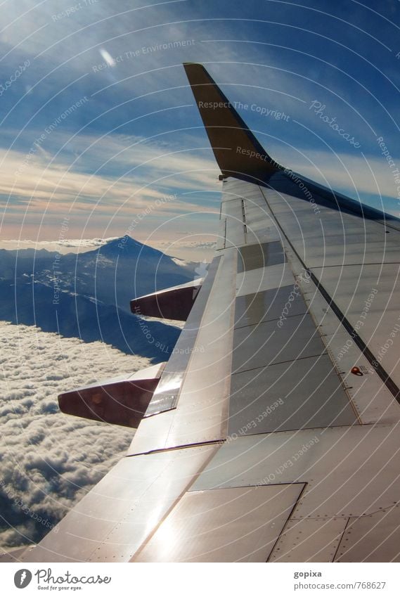 Blick aus einem Flugzeug über die Tragfläche auf die  Insel Teneriffa und den Teide Ferien & Urlaub & Reisen Luftverkehr Berge u. Gebirge Flugzeugausblick