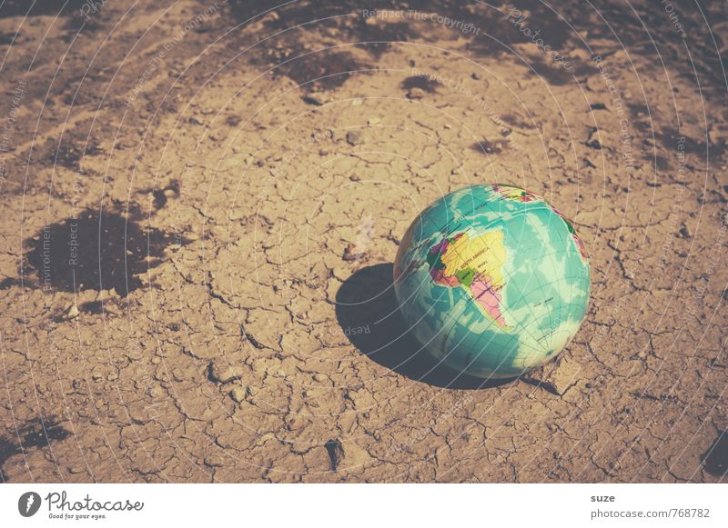 Tausche Erde gegen Panini-Sticker Wirtschaft Handel Business Umwelt Klima Dürre Wüste Globus bedrohlich dreckig klein rund trist trocken braun Macht Hoffnung