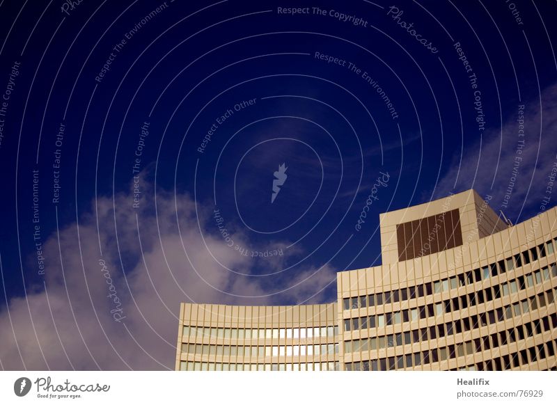 künstliches Klima Haus Hochhaus Arbeit & Erwerbstätigkeit Fenster geschwungen Etage Himmel Stadt Wolken Dach Konstruktion Wolkenformation Rollo kalt Physik