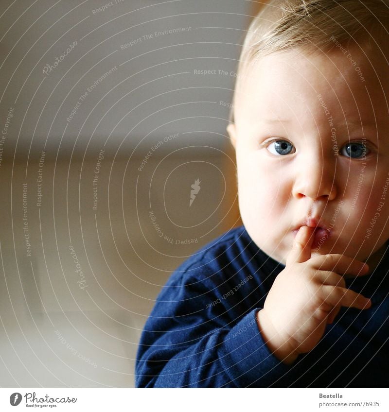 hmmm Kind Baby Finger Hand saugen Geschmackssinn dick Gesicht Mund Blick Junge blau Übergewicht