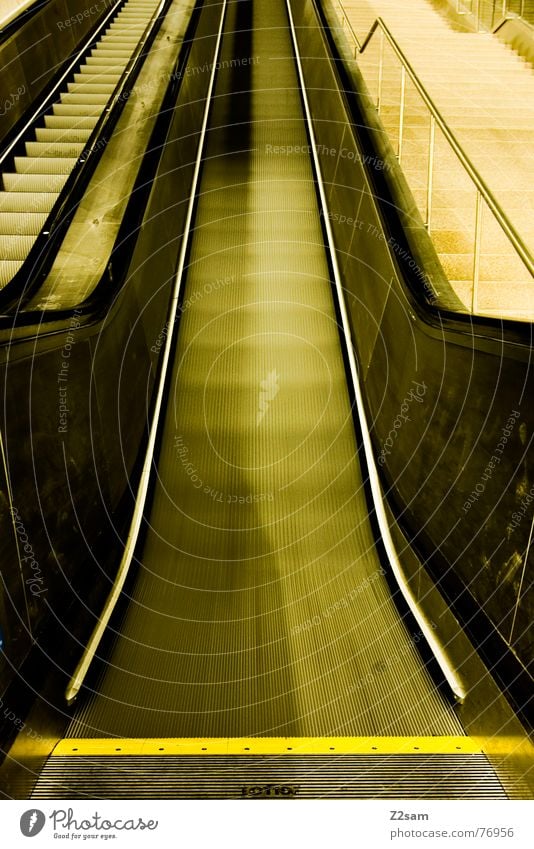 up Rolltreppe gelb U-Bahn gehen Garching abstrakt Geschwindigkeit flach aufwärts Treppe Linie lines Eisenbahn bequem lazy