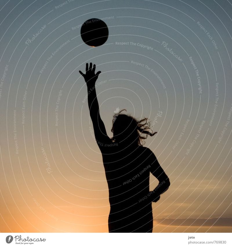 aktiv Lifestyle Freude Leben Freizeit & Hobby Spielen Ferien & Urlaub & Reisen Sommer Sommerurlaub Sonne Sport Sportler Volleyball Ball Junger Mann Jugendliche