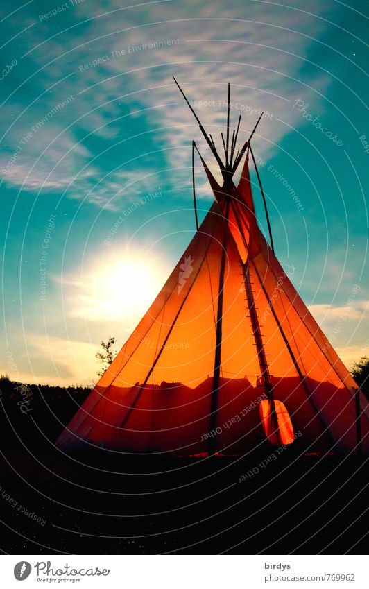 Tipi , Langzeitbelichtung in der Nacht bei Vollmond Abenteuer Sommer Lagerfeuerstimmung Natur Himmel Wolken Indianer Indianerzelt Camping Schönes Wetter Zelt