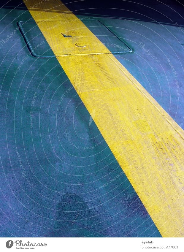 Richtung Schweden Stahl gelb Tanzfläche nass trocknen Fähre parken Wasserfahrzeug Sommer feucht dreckig Parkdeck steel blau blue Bodenbelag wetness car drying
