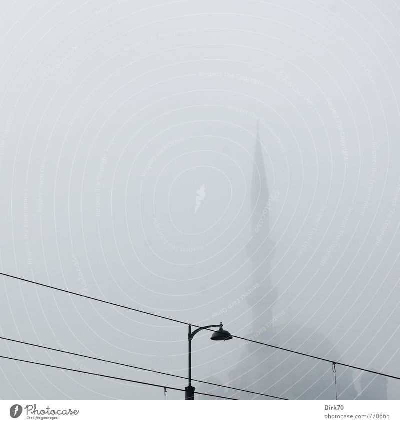 geheimnisvoll | Schemen im Nebel Frühling Istanbul Türkei Stadtzentrum Menschenleer Turm Bauwerk Architektur Moschee Minarett Kuppeldach Sehenswürdigkeit