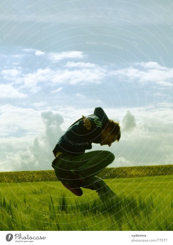 Spring Dich frei! #14 Mann Jacke Kapuzenjacke Gras Feld Sommer Gefühle springen hüpfen verrückt Spielen Körperhaltung schreien Jugendliche tauchen Mensch