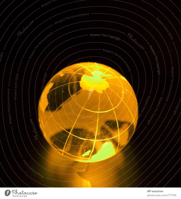 Weltkugel Erde global Telekommunikation gelb rund schwarz Glaskugel Verbundenheit Licht Arbeit & Erwerbstätigkeit Netzwerk Computer-Nutzer Makroaufnahme