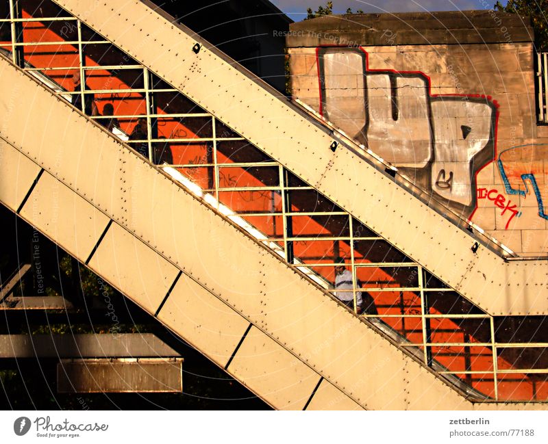 Rolltreppe Möckernbrücke Mehringdamm Kreuzberg diagonal übergangslos Beschleunigung Pünktlichkeit Fahrplan planmäßig Untergrund London Underground U-Bahn