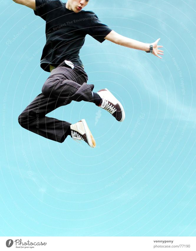 Absprung springen Mann hüpfen Himmel Freude blau