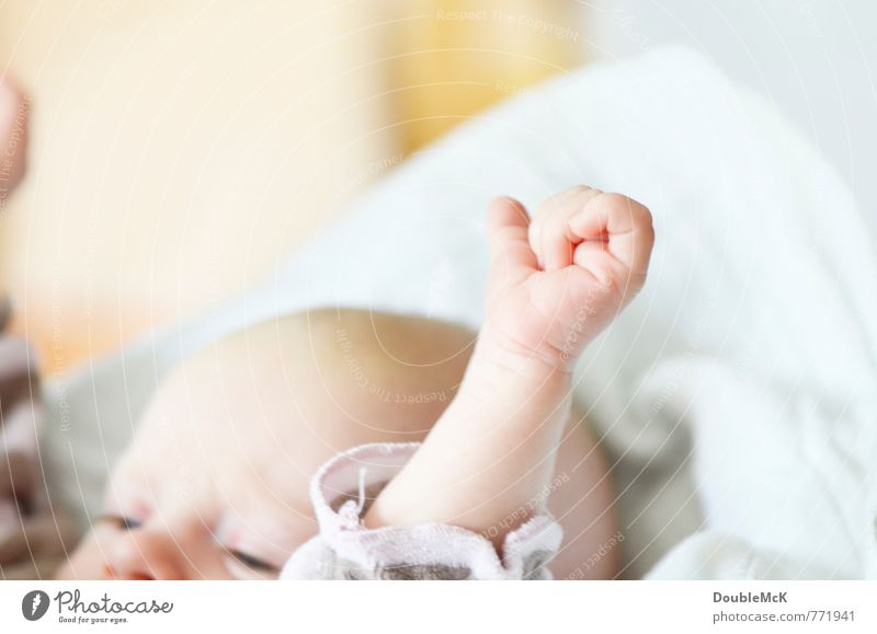 Baby streckt sich, hält beide Hände in die Höhe Mensch Kopf Arme Hand 1 0-12 Monate liegen Erfolg frei Fröhlichkeit groß hoch klein lang gelb orange rosa weiß