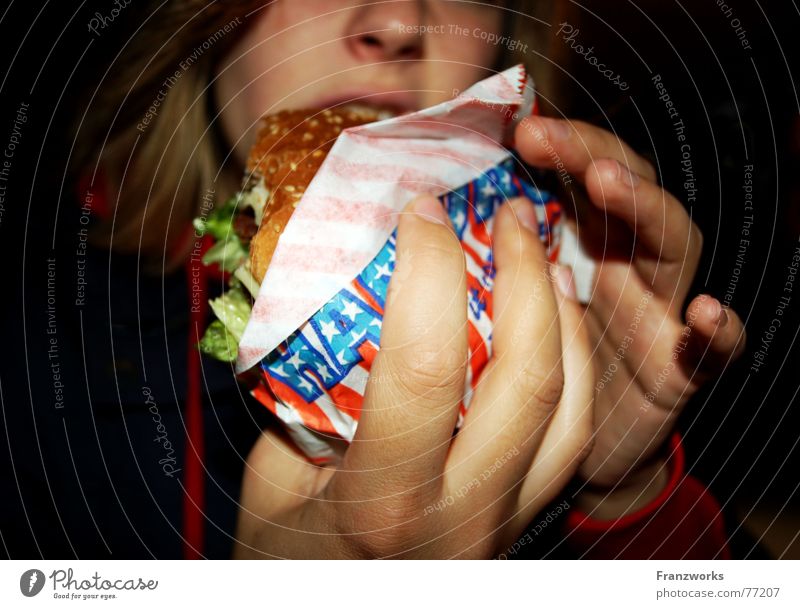 Burger-würger... Fastfood ungesund Amerika USA Ernährung verschlingen Appetit & Hunger Hand Cheeseburger beißen appetit Münster lisa palace